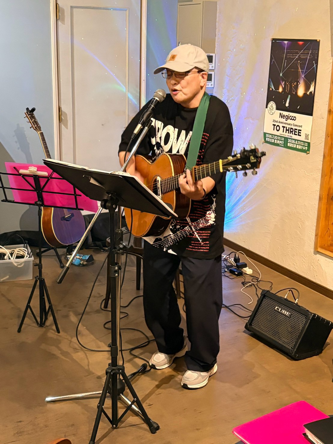 アコースティックギターで弾き語りをする生徒さん