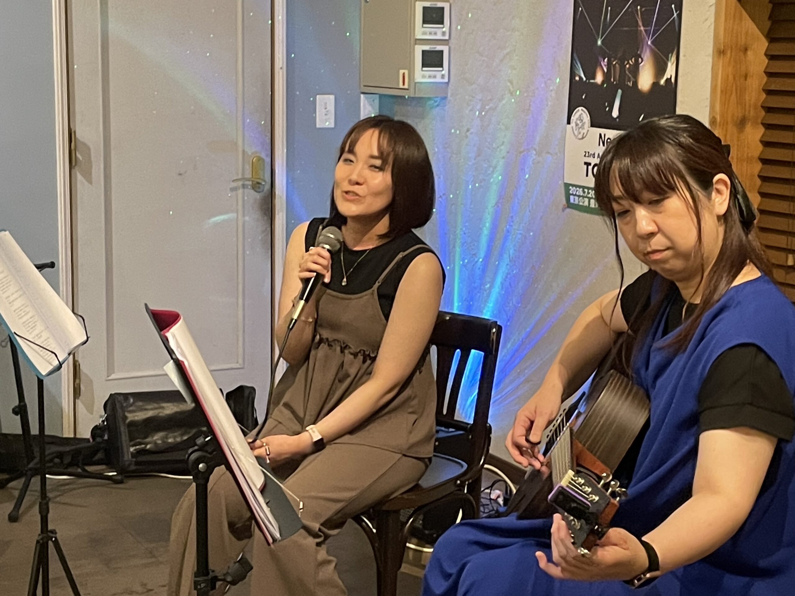 ボーカルとギターのデュオで演奏する生徒さんたち